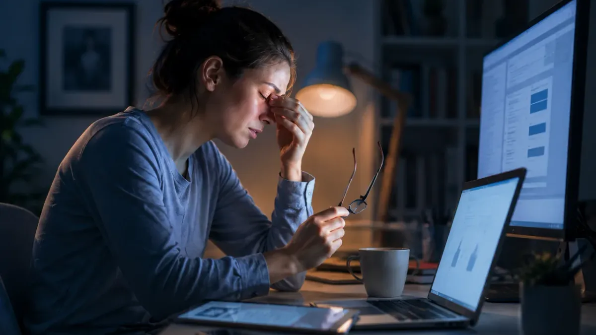 Persona davanti a uno schermo con luce blu e affaticamento visivo