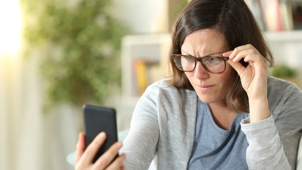 Donna adulta con difficoltà di lettura da vicino per presbiopia